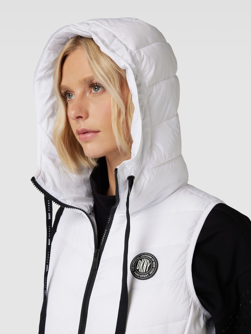 Steppweste mit Label-Patch Modell 'WET CIRE' in weiß