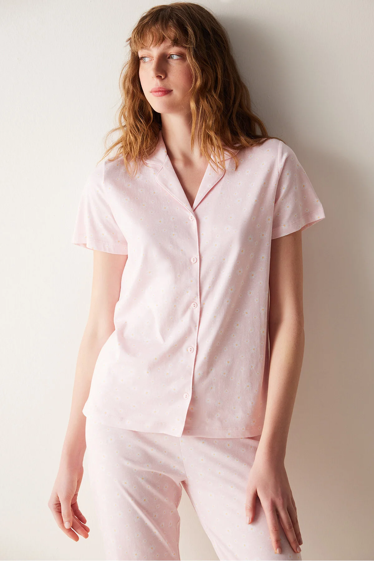 Penti  Base Niedliches Pyjama-Set mit rosa Hemd und Hose mit Blumenmuster