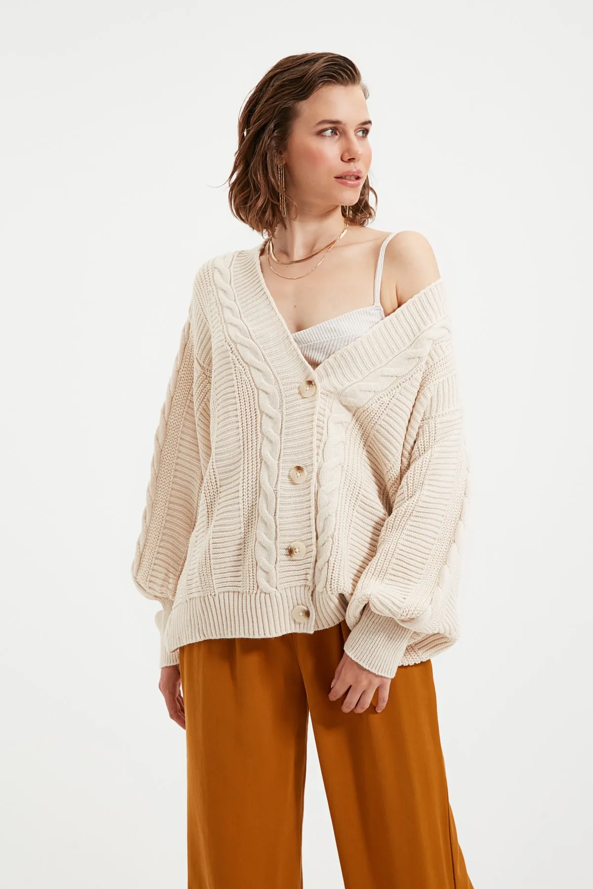 Trendyol Collection  Strickjacke mit steinfarbenem Strickdetail TWOAW22HI0176