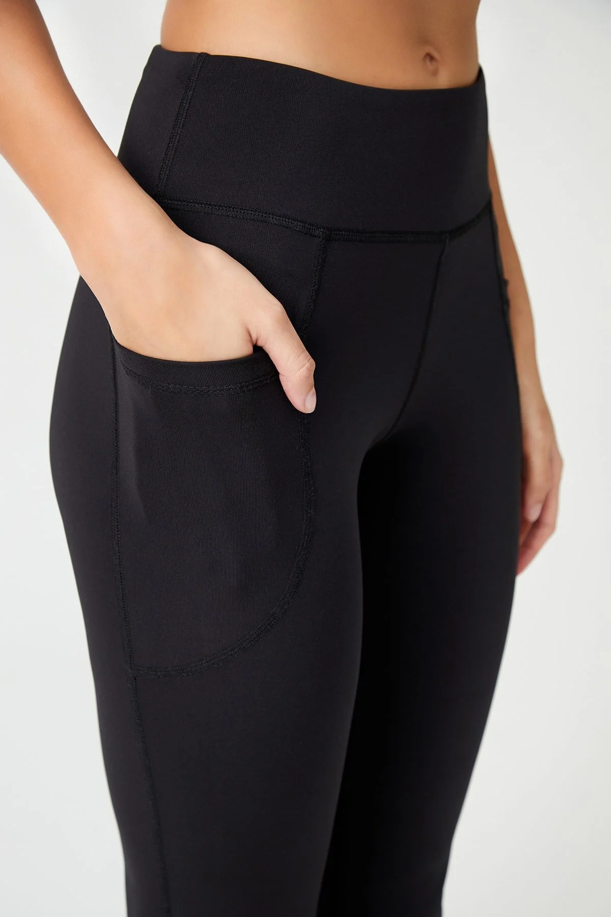 LOS OJOS  Schwarze Damen-Strumpfhose mit hohem Bund und glättendem Bootcut und ausgestelltem Bein und doppelter Tasche