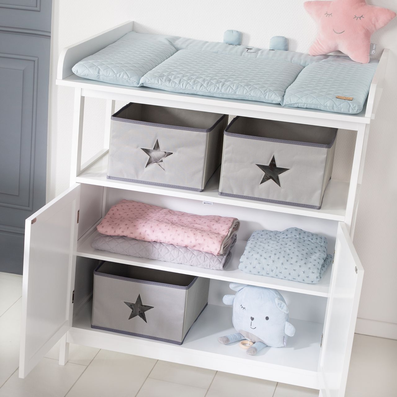 Roba Wickelkommode 'Hamburg' mit Wickelansatz, 2 Türen, 2 Boxen & Wandbefestigung, Wickelhöhe 92 cm