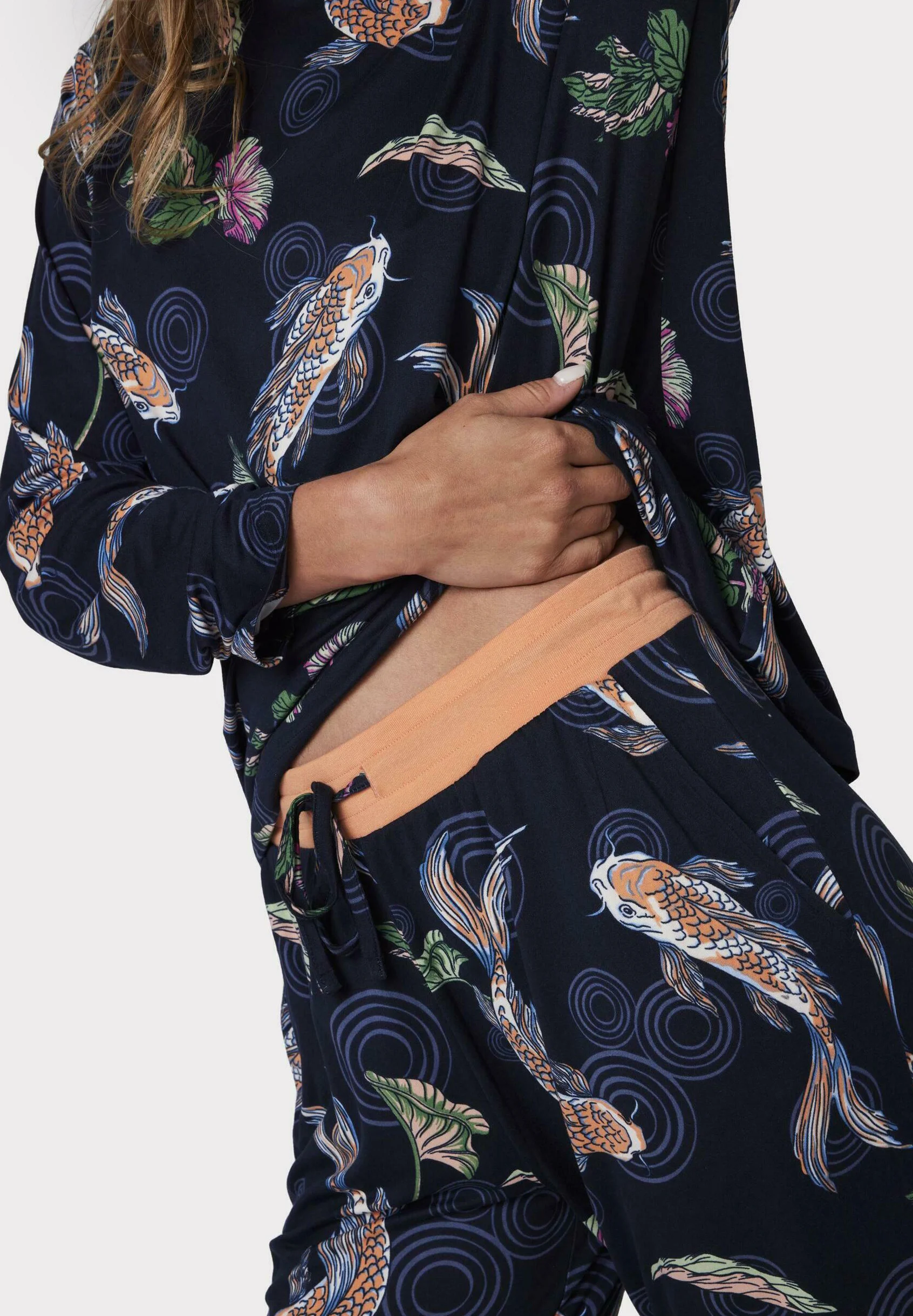 Conjunto de pijama con estampado de peces koi de Chelsea Peers