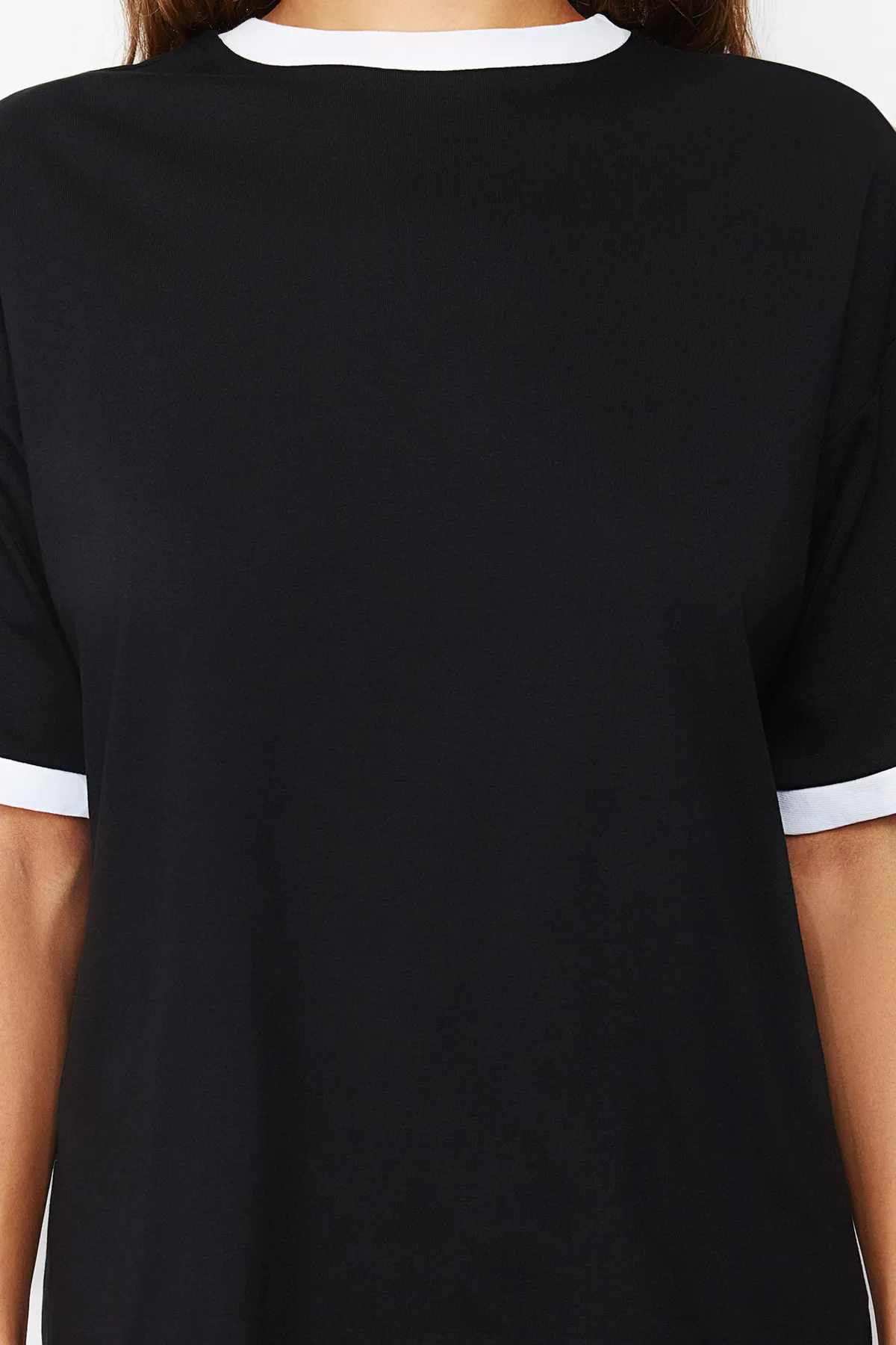 Trendyol Collection  Schwarzes Strick-T-Shirt mit Kontrastkragen und Streifen aus 100 % Baumwolle, übergroßer/entspannter Schnitt, TWOSS24TS00052