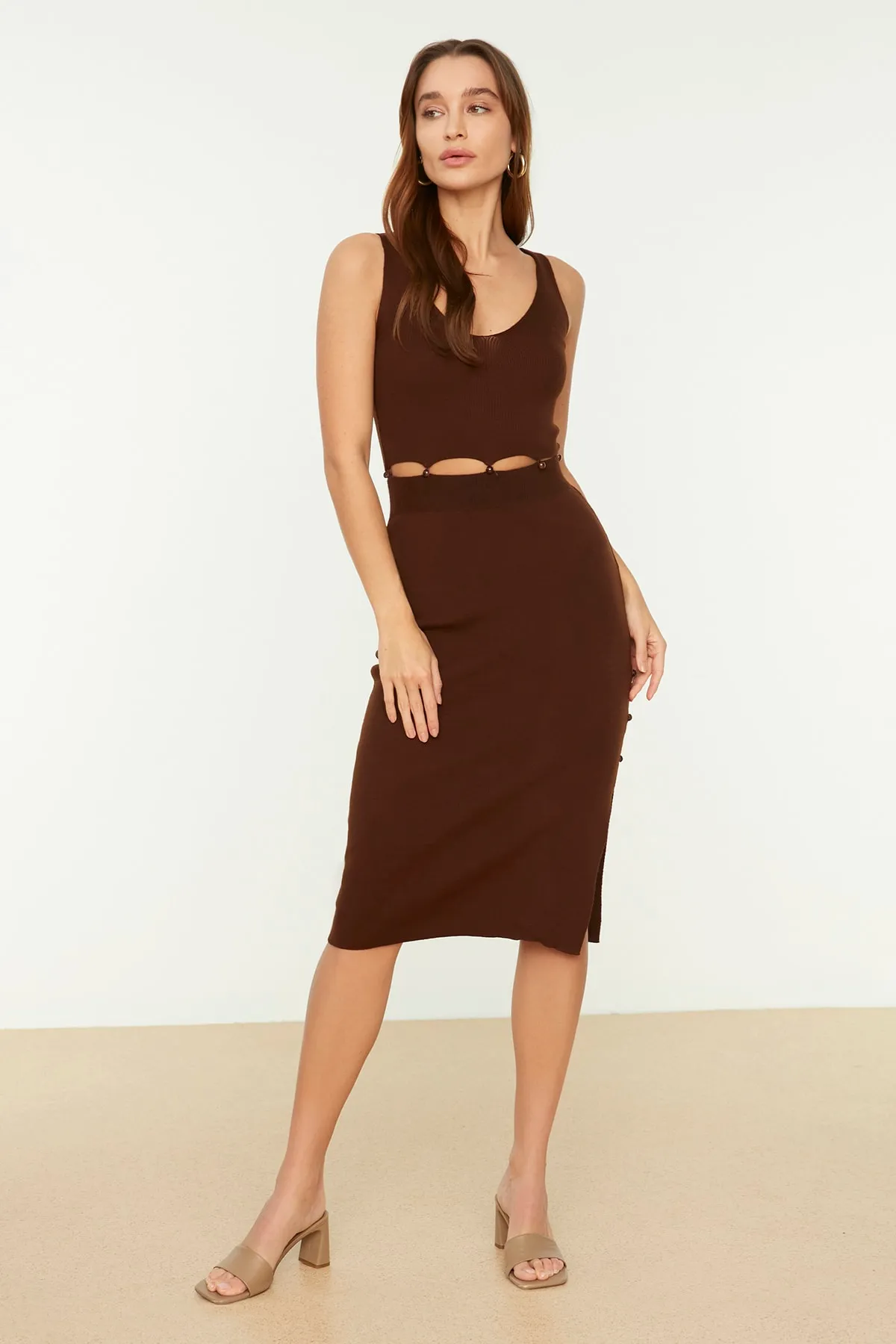 Trendyol Collection  Braunes Set aus Bluse, Rock und Oberteil mit kurzem Schnitt und Taillendetail TWOSS22AU0161
