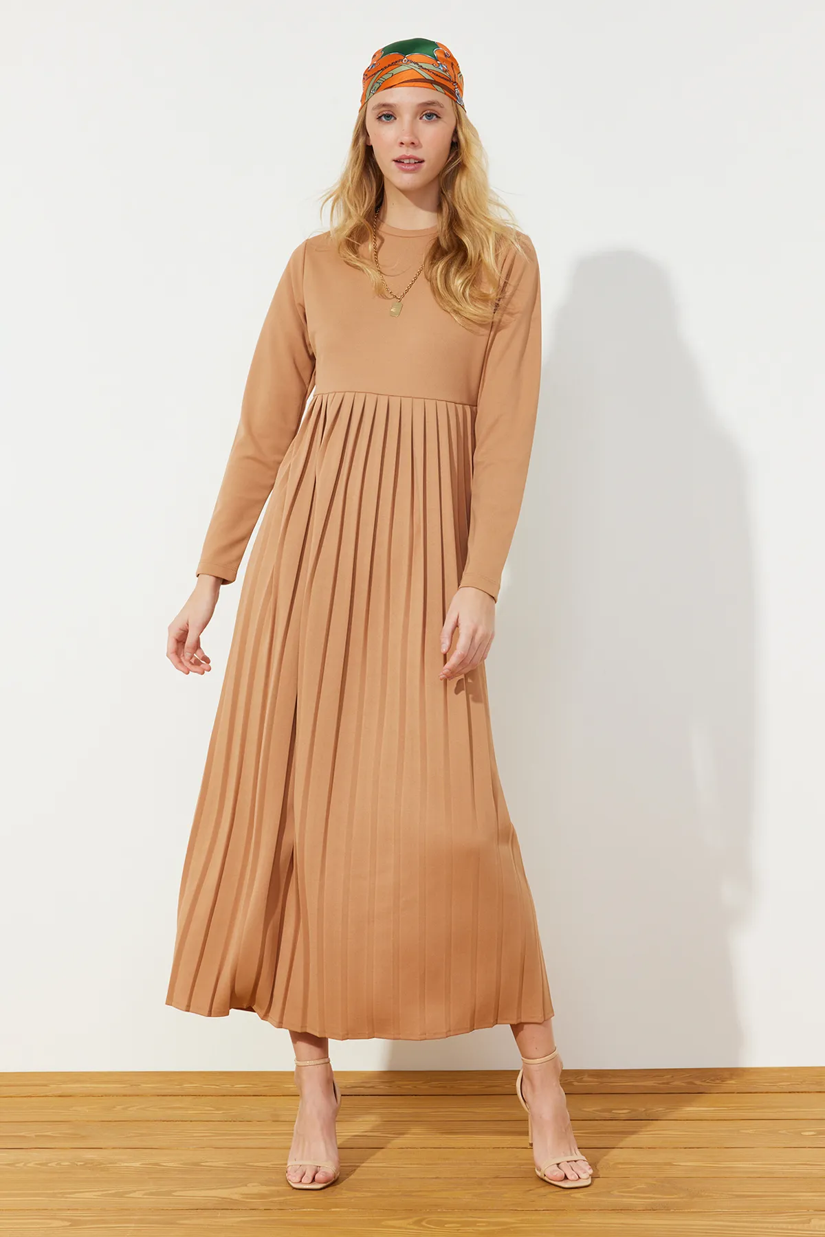 Trendyol Modest  Kamelfarbenes, plissiertes Scuba-Strickkleid mit Rock TCTAW24EL00000