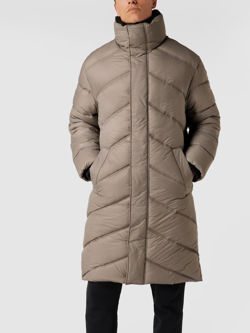 Steppmantel mit Stehkragen in taupe