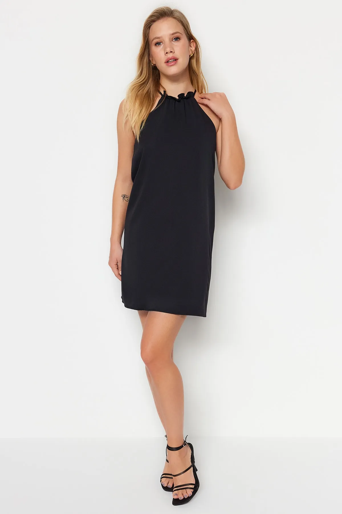 Trendyol Collection  Schwarzes, gerade geschnittenes, gewebtes Minikleid TWOSS23EL01922