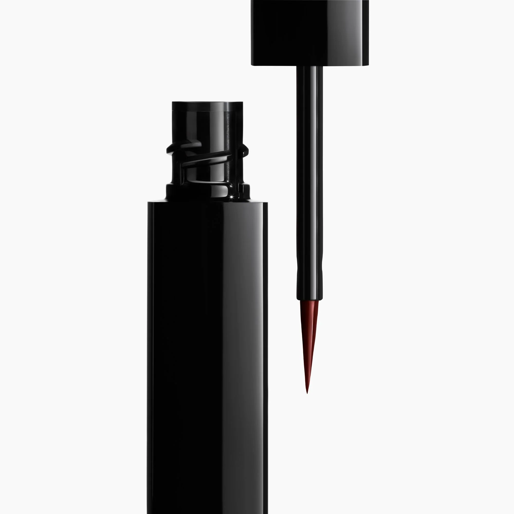 LE LINER DE CHANEL - DELINEADOR DE OJOS LÍQUIDO ULTRA PRECISO, DE LARGA DURACIÓN E IMPERMEABLE
