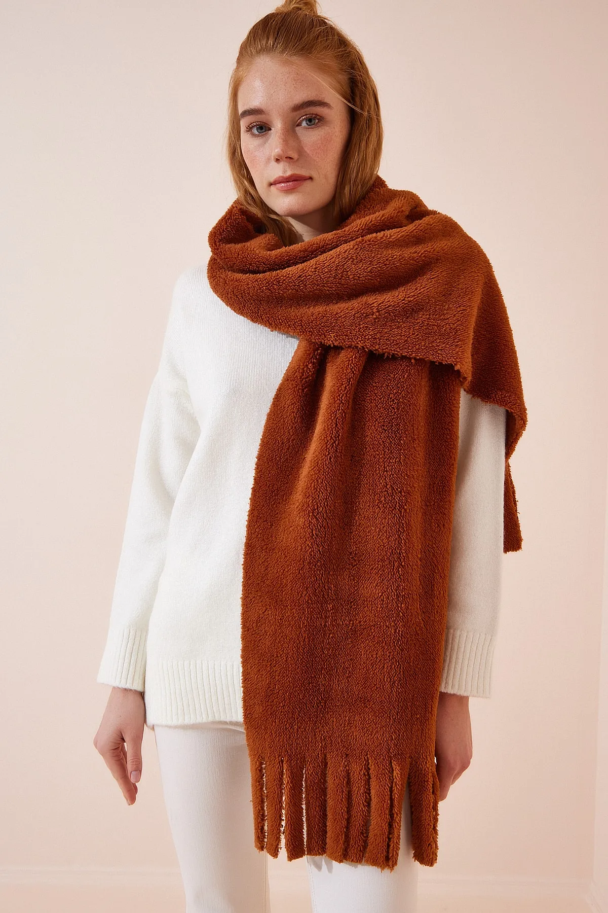 Happiness İstanbul  Hellbrauner Winter-Fleeceschal mit Quasten für Damen, PD00073
