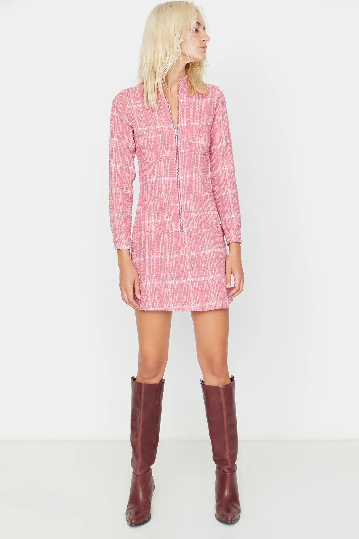 Trendyol Collection  Rosafarbenes Tweed-Webkleid mit Reißverschluss und Taschendetail TWOAW23EL00478