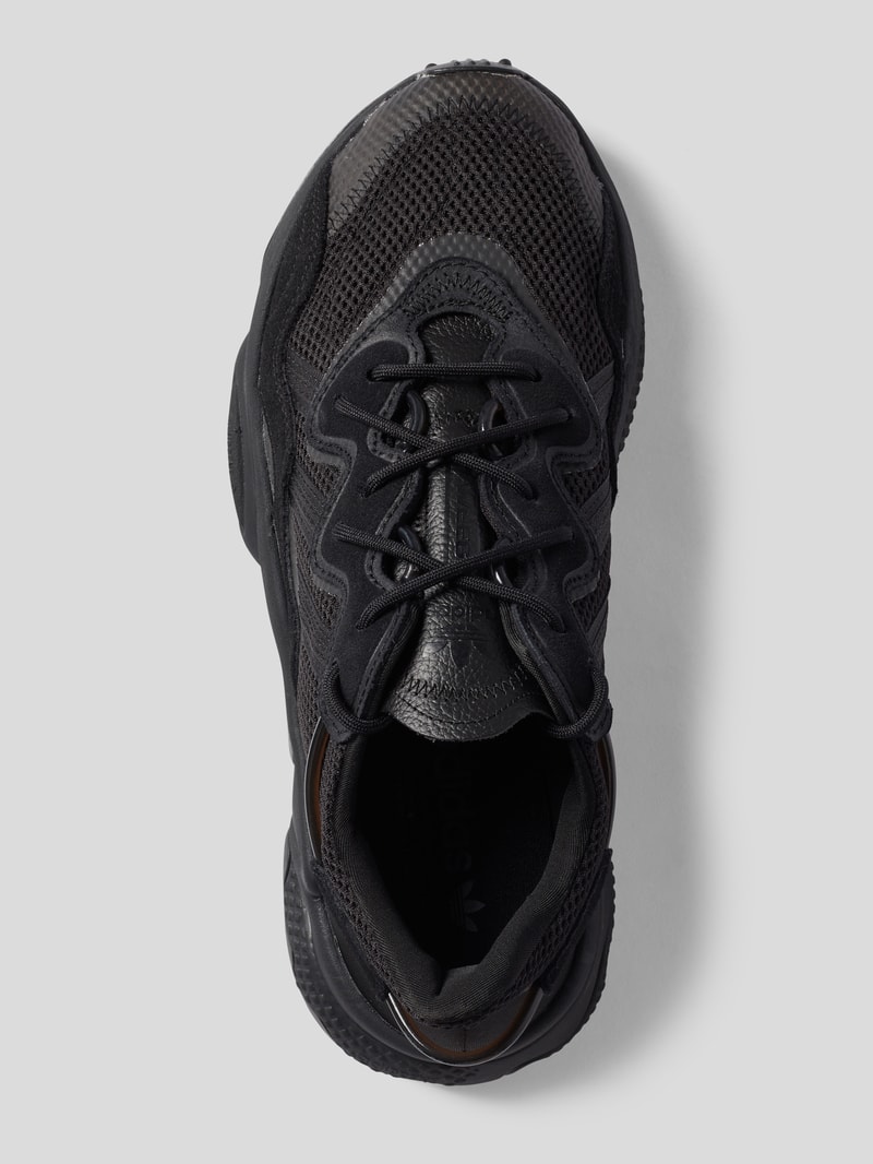 Sneaker mit Label-Details in schwarz