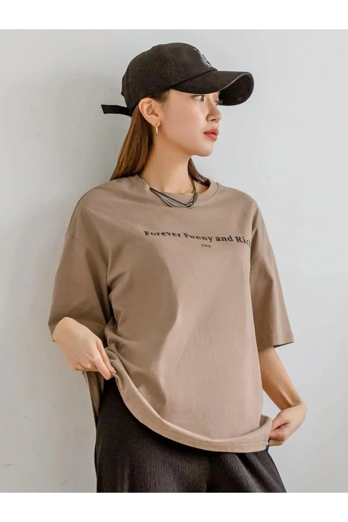 MOONBULL  Übergroßes beiges, lustiges und reich bedrucktes T-Shirt