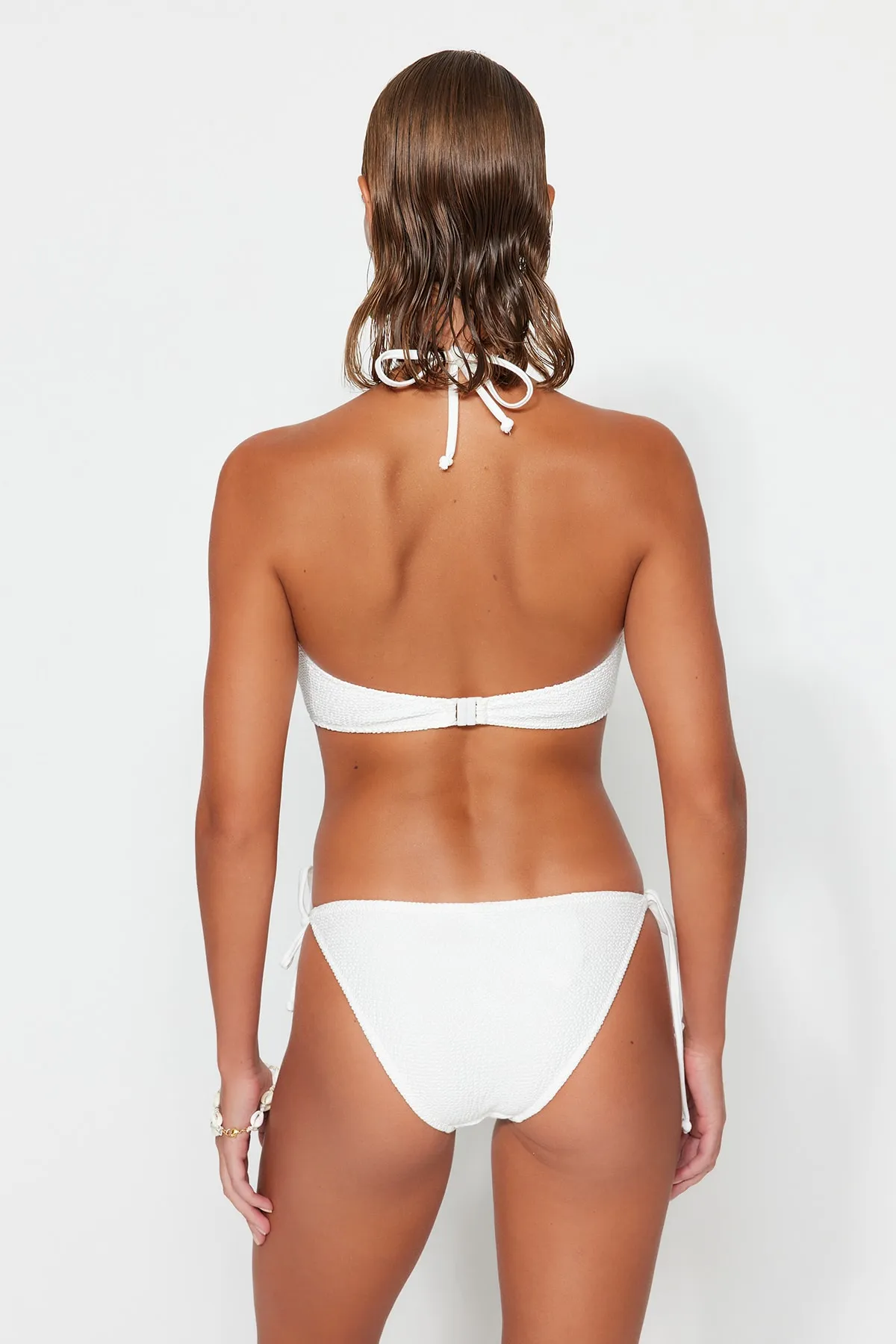 Trendyol Collection  Weiße gebundene strukturierte reguläre Bikinihose TBESS23BA00222