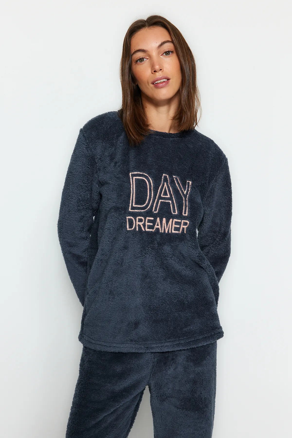 Trendyol Collection  Marineblaues Pyjama-Set aus T-Shirt und Hose von Wellsoft mit aufgesticktem Slogan THMAW24PT00187