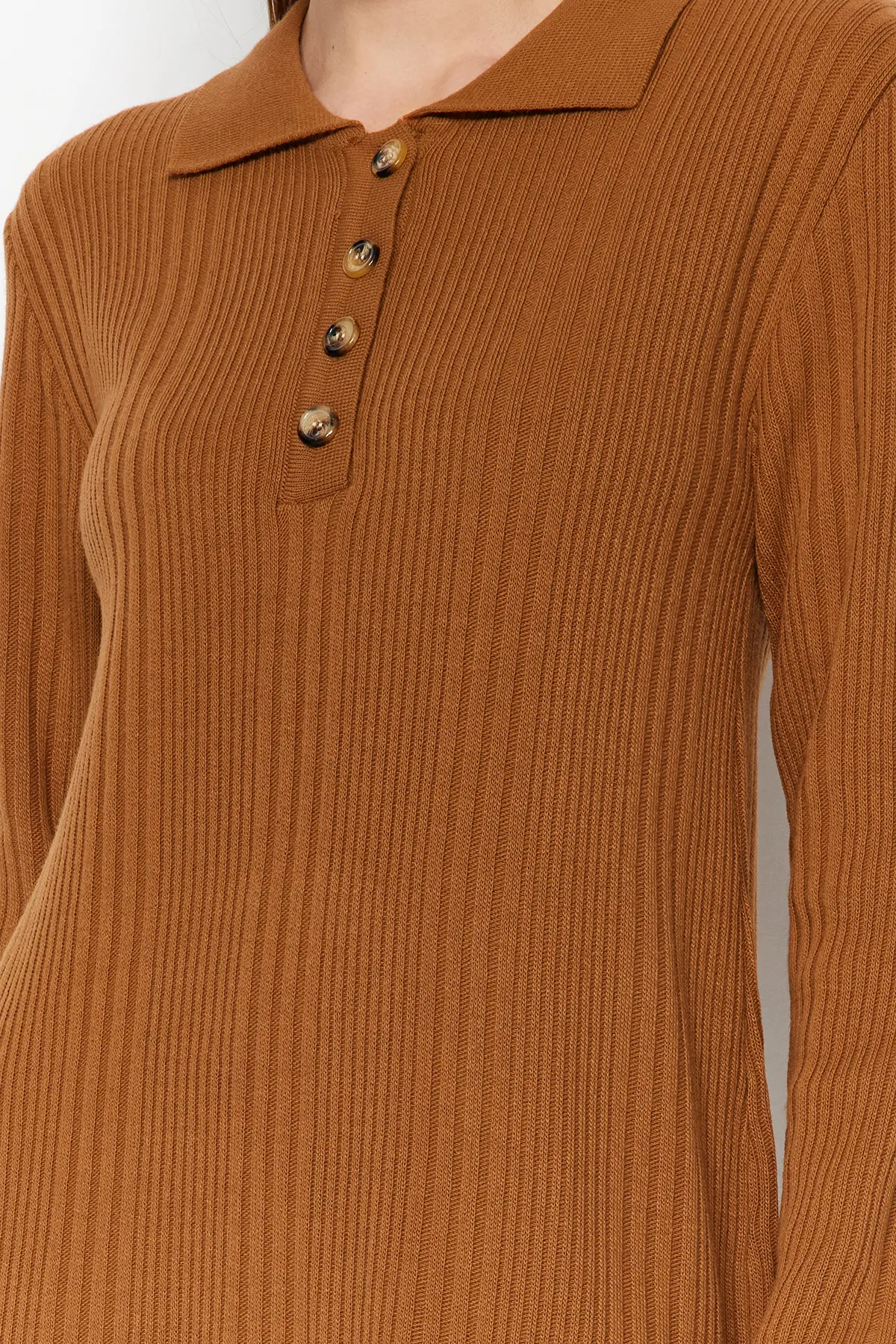 Trendyol Modest  Kamelfarbenes, geripptes Strickkleid mit Polokragen und bequemer Passform TCTAW24EB00025