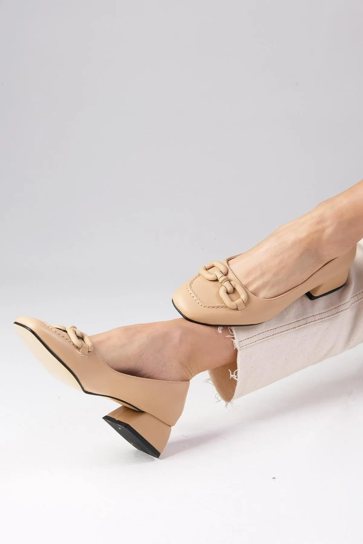Mio Gusto  Dolly Ten Regi Damenschuhe mit kurzem Absatz und Schnallenzubehör