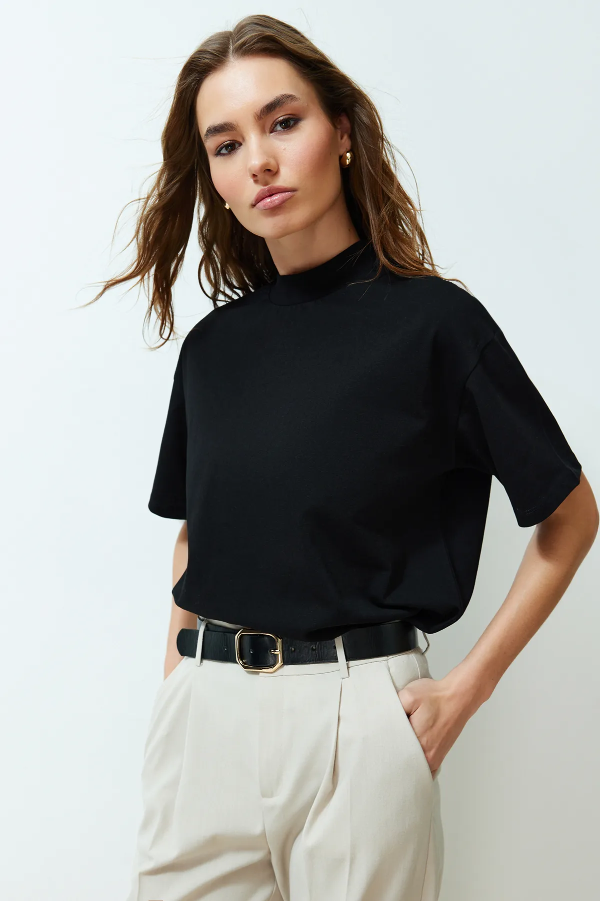 Trendyol Collection  Schwarzes Strick-T-Shirt aus 100 % Baumwolle mit Stehkragen und dreiviertellangen Ärmeln TWOSS24TS00074