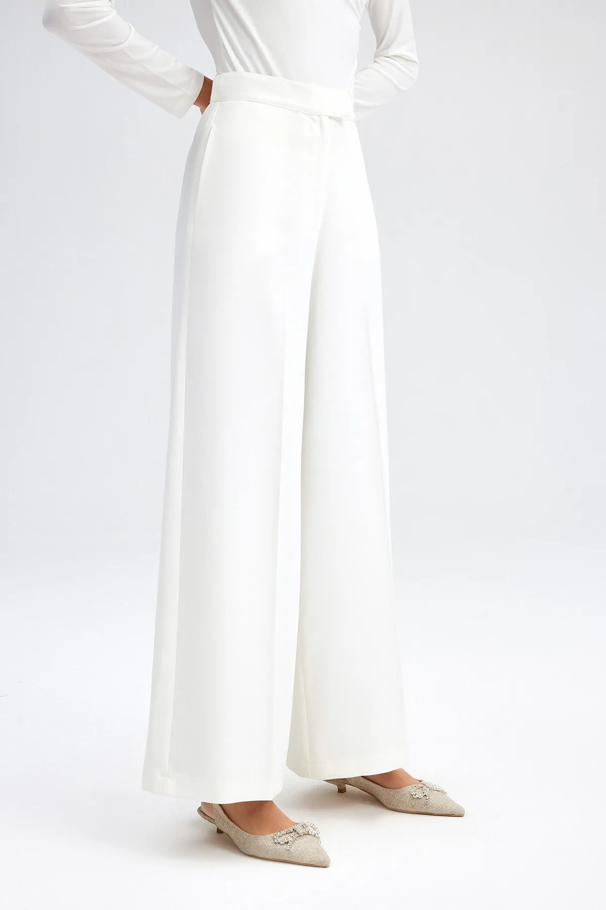 TOUCHE PRİVE  HOSE AUS CRÉPE MIT WEITEM BEIN