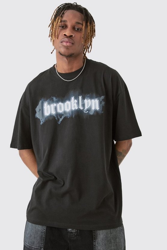 Tall schwarzes T-Shirt mit Brooklyn-Print