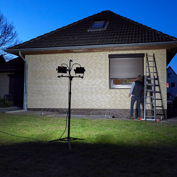 LED-Baustrahler mit ausziehbarem Stativ