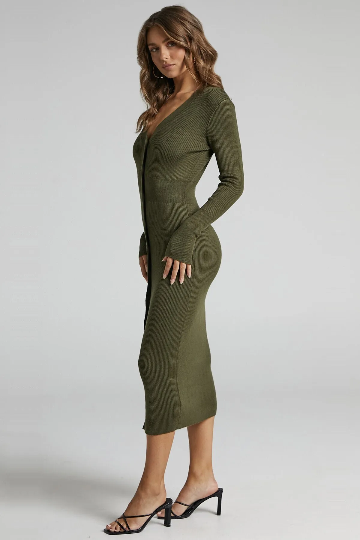 Madmext  Khakifarbenes, geknöpftes langes Strickkleid mit V-Ausschnitt Mg1703