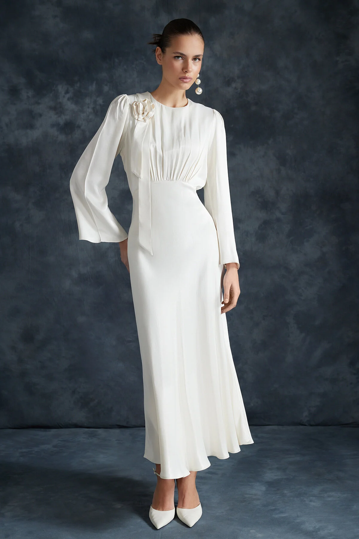 Trendyol Modest  Cremefarbenes Rose-detailliertes Hochzeits-/besonderes Anlass-Abendkleid aus gewebtem Satin TCTSS24DB00043
