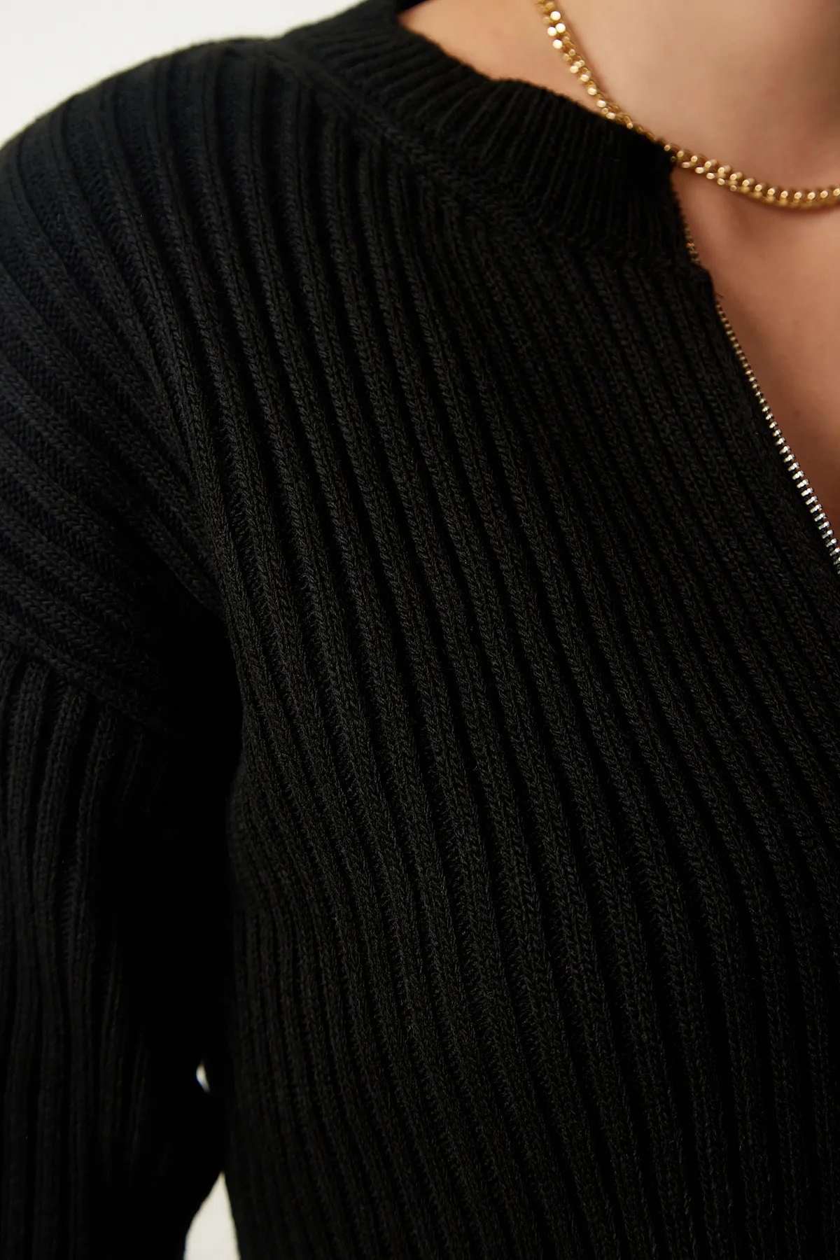 Happiness İstanbul  Schwarzer gerippter Crop-Strick-Cardigan mit Reißverschluss für Damen PF00053