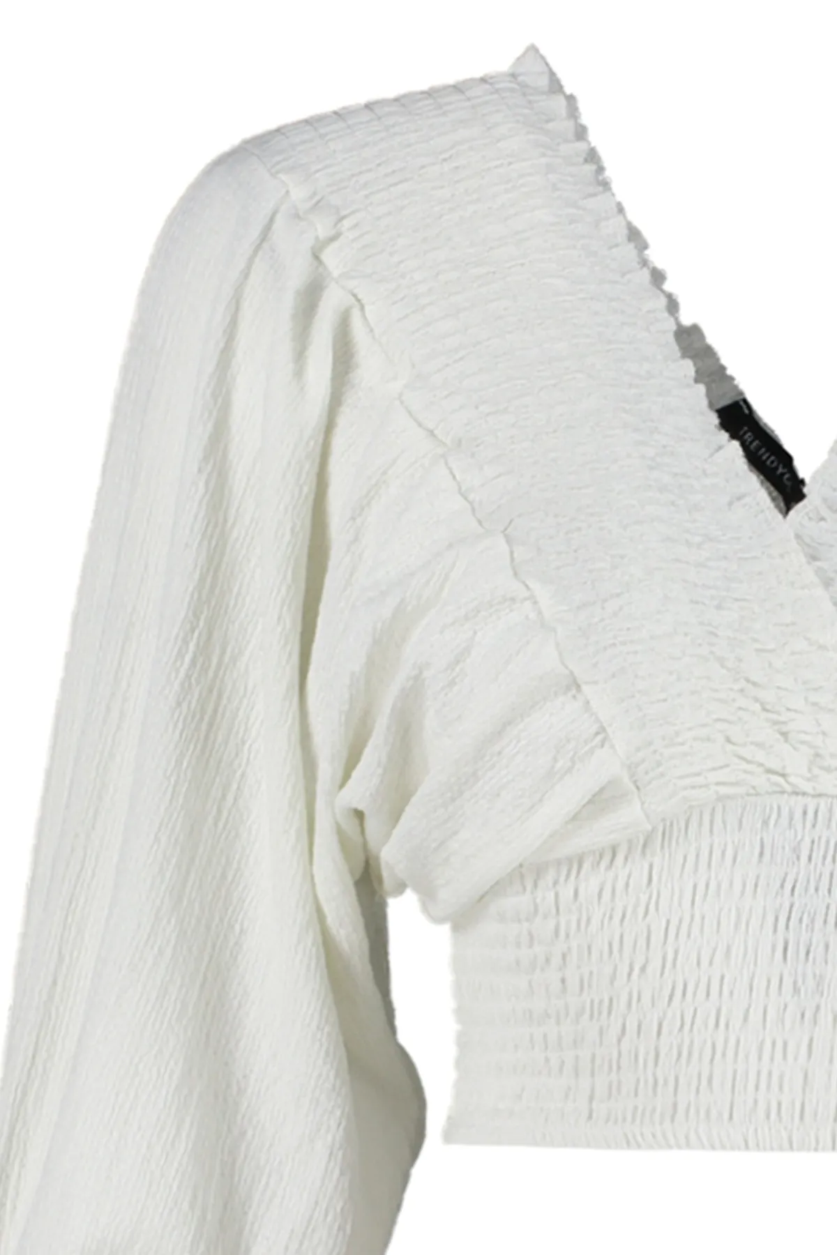 Trendyol Collection  Ecrufarbene, gerippte Ballonärmel, V-Ausschnitt, Wickel-/strukturierte kurze Strickbluse TWOSS23BZ00840