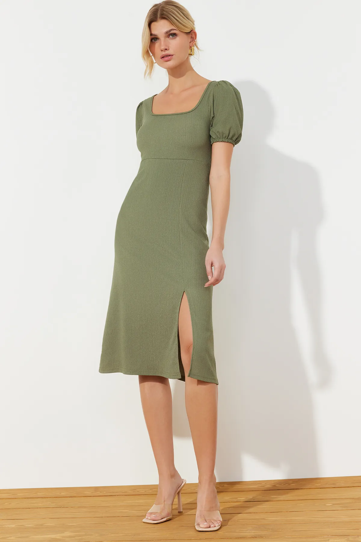 Trendyol Collection  Khakifarbenes A-Linien-Strickkleid mit quadratischem Kragen, Ballonärmeln, Schlitzdetail, Wickel-/strukturiertem Midi-Strickkleid TWOSS23EL01533