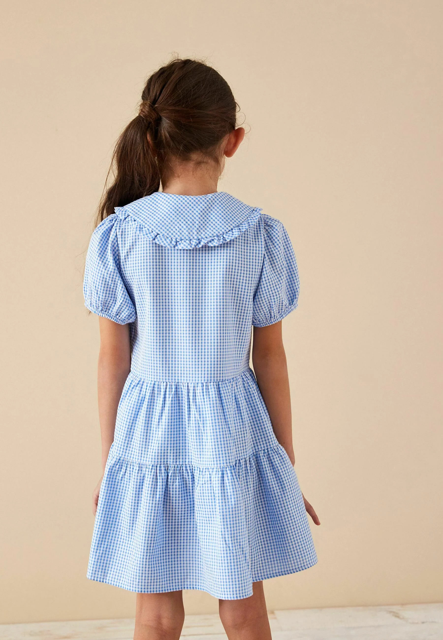 Siguiente vestido de verano con estampado de cuadros escalonados de la escuela Rich