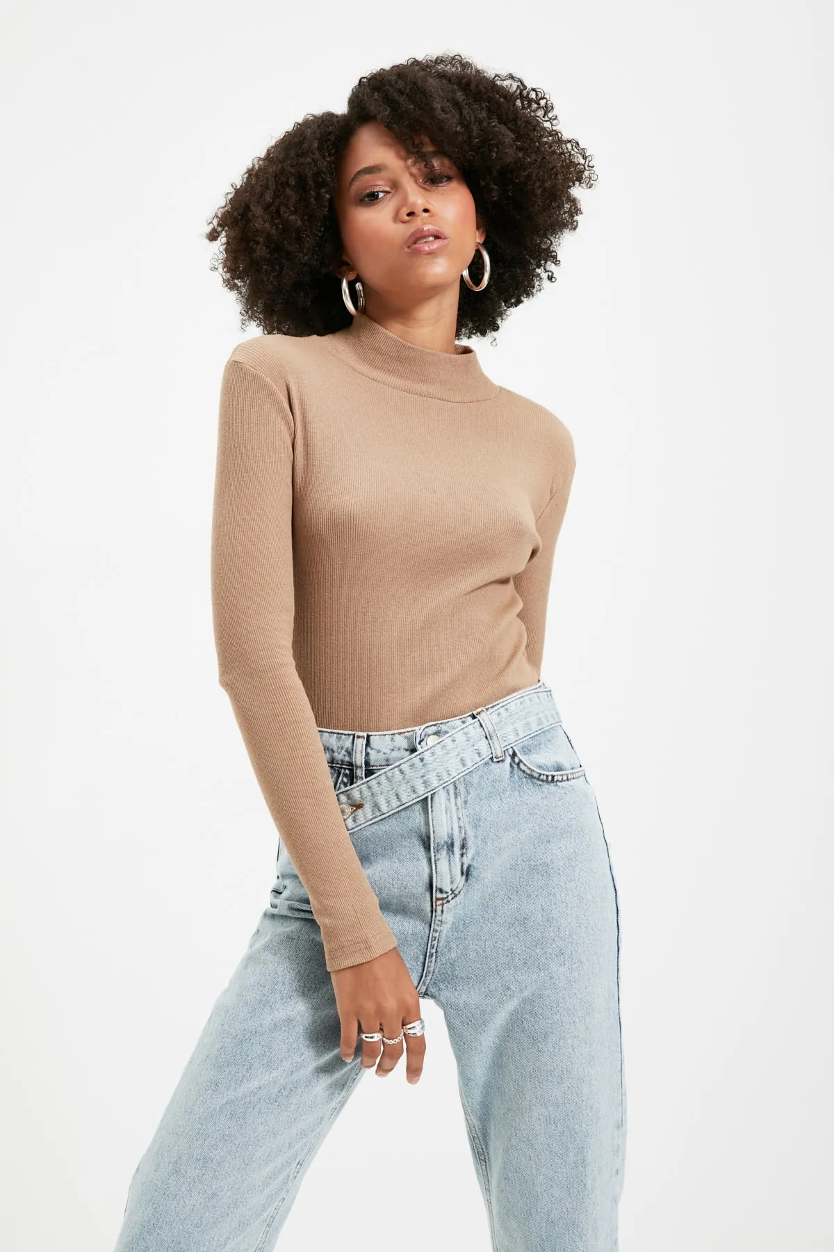 Trendyol Collection  Nerzfarbene, taillierte, langärmlige, gerippte, dehnbare Strickbluse mit hohem Kragen TWOAW21BZ0423