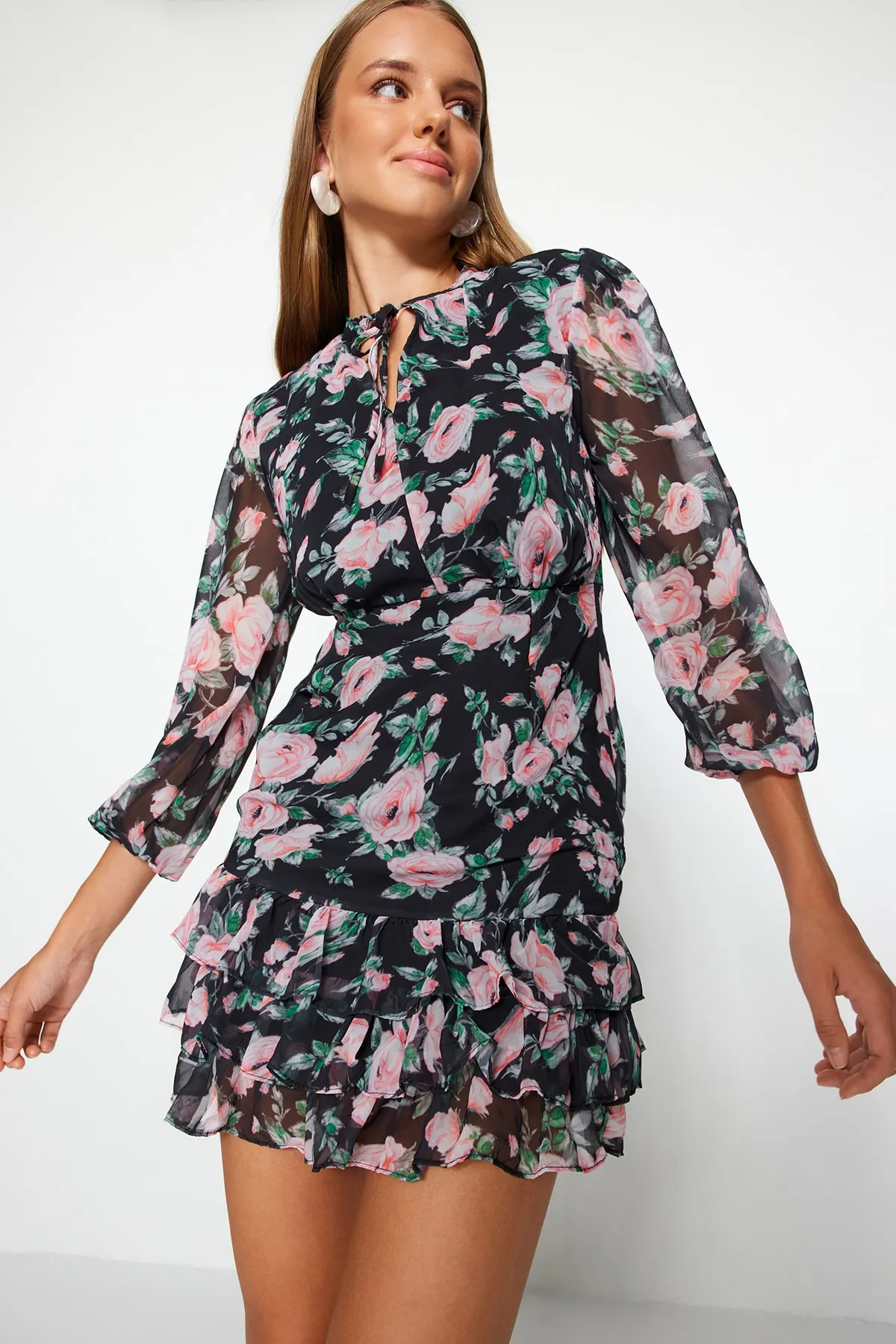 Trendyol Collection  Rosafarbenes, mit Chiffon gefüttertes, gewebtes Kleid mit Blumenmuster TWOAW21EL1442