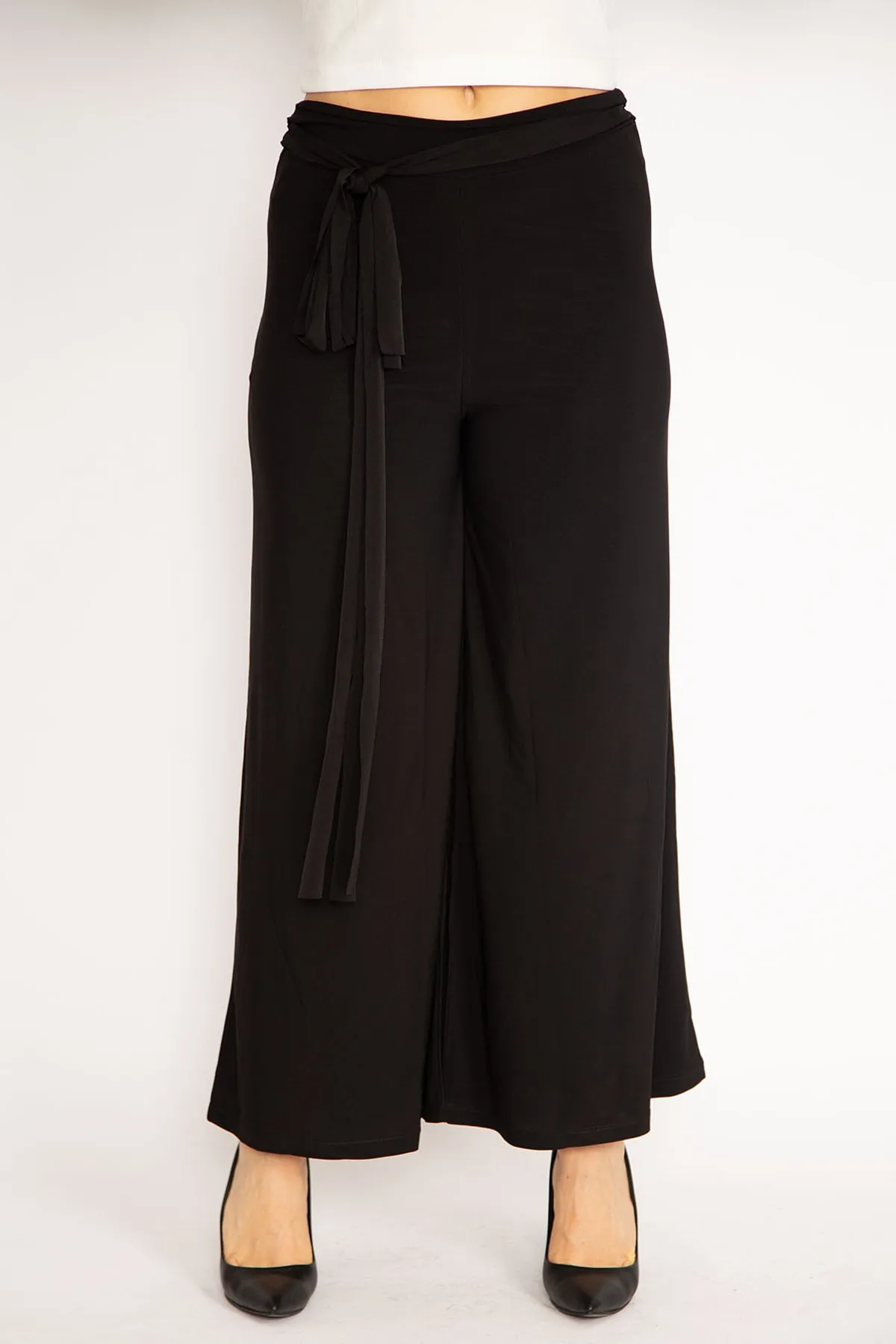 Şans  Große Damen-Hose aus schwarzem Lycra-Sandy-Stoff mit weitem Bein und Gürtel 65n34288