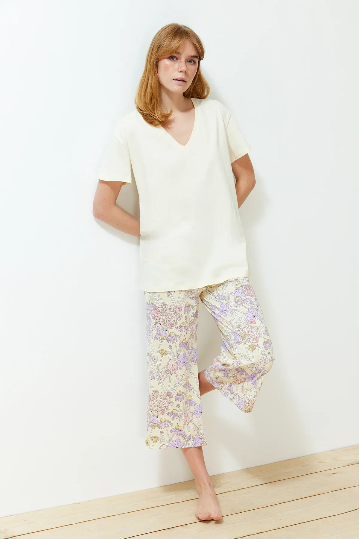 Trendyol Collection  Gelbes Pyjama-Set aus 100 % Baumwolle mit Blumenmuster THMSS24PT00210
