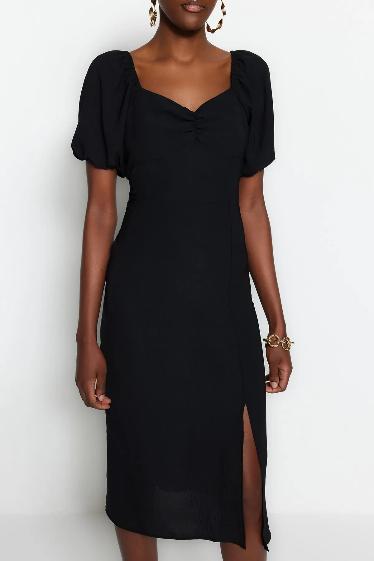 Trendyol Collection  Schwarzes, figurbetontes Midi-Webkleid mit Schlitz und Rückendetail TWOSS23EL01164