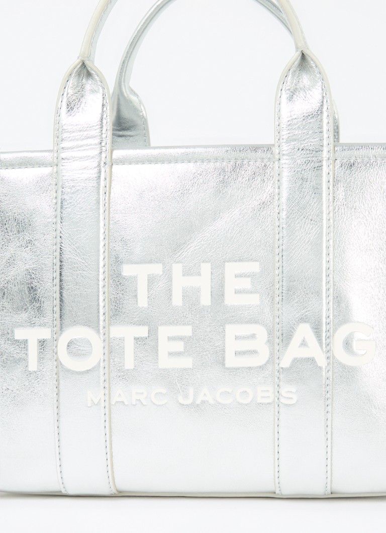 Mała torba marki Marc Jacobs wykonana ze skóry z metalicznym wykończeniem.