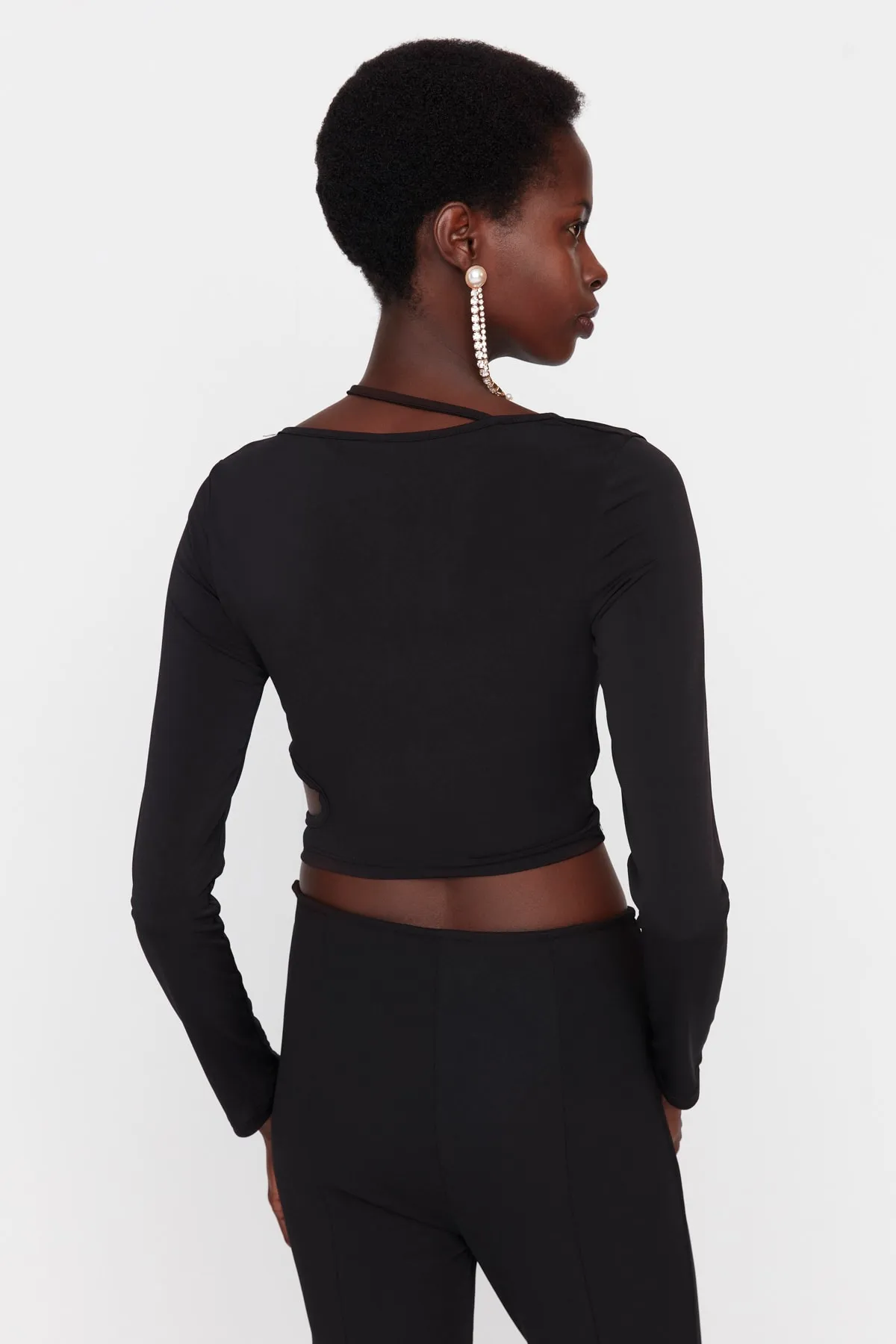 Trendyol Collection  Schwarze gestrickte Bluse mit Fenster-/Ausschnittdetails TPRAW23BZ00031