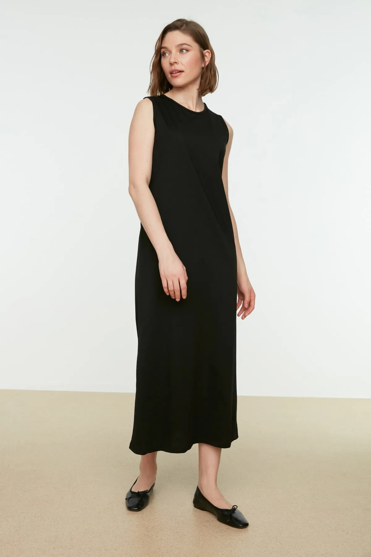 Trendyol Modest  Schwarzes ärmelloses Kleid mit Futter und Unterwäsche TCTSS21UK0034