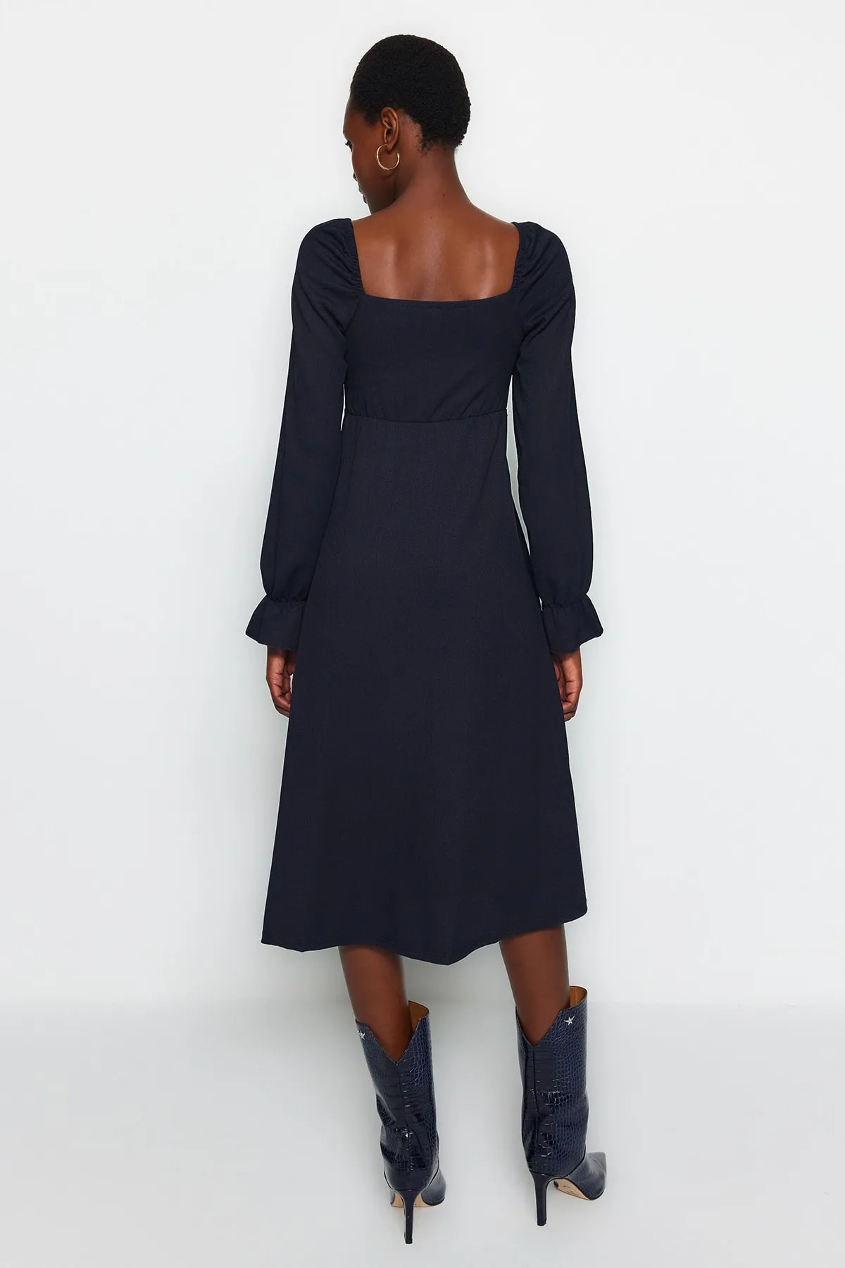 Trendyol Collection  Marineblaues Midi-Strickkleid mit quadratischem Ausschnitt und Schlitz und langen Ärmeln TWOAW24EL00188