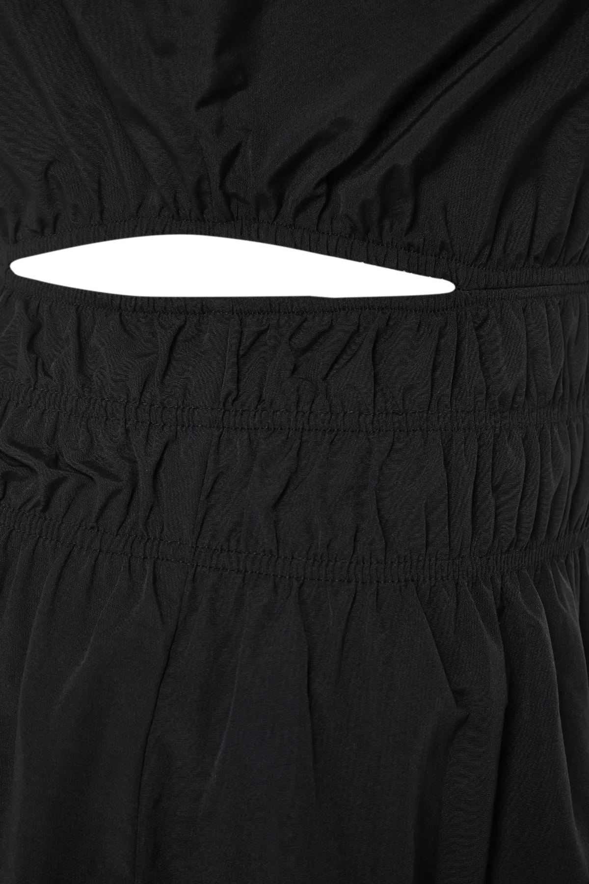 Trendyol Curve  Schwarzes Kleid mit gewebten Ketten-Accessoires TBBSS23AH00043
