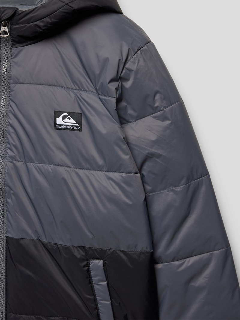 Steppjacke mit Label-Patch in graphit