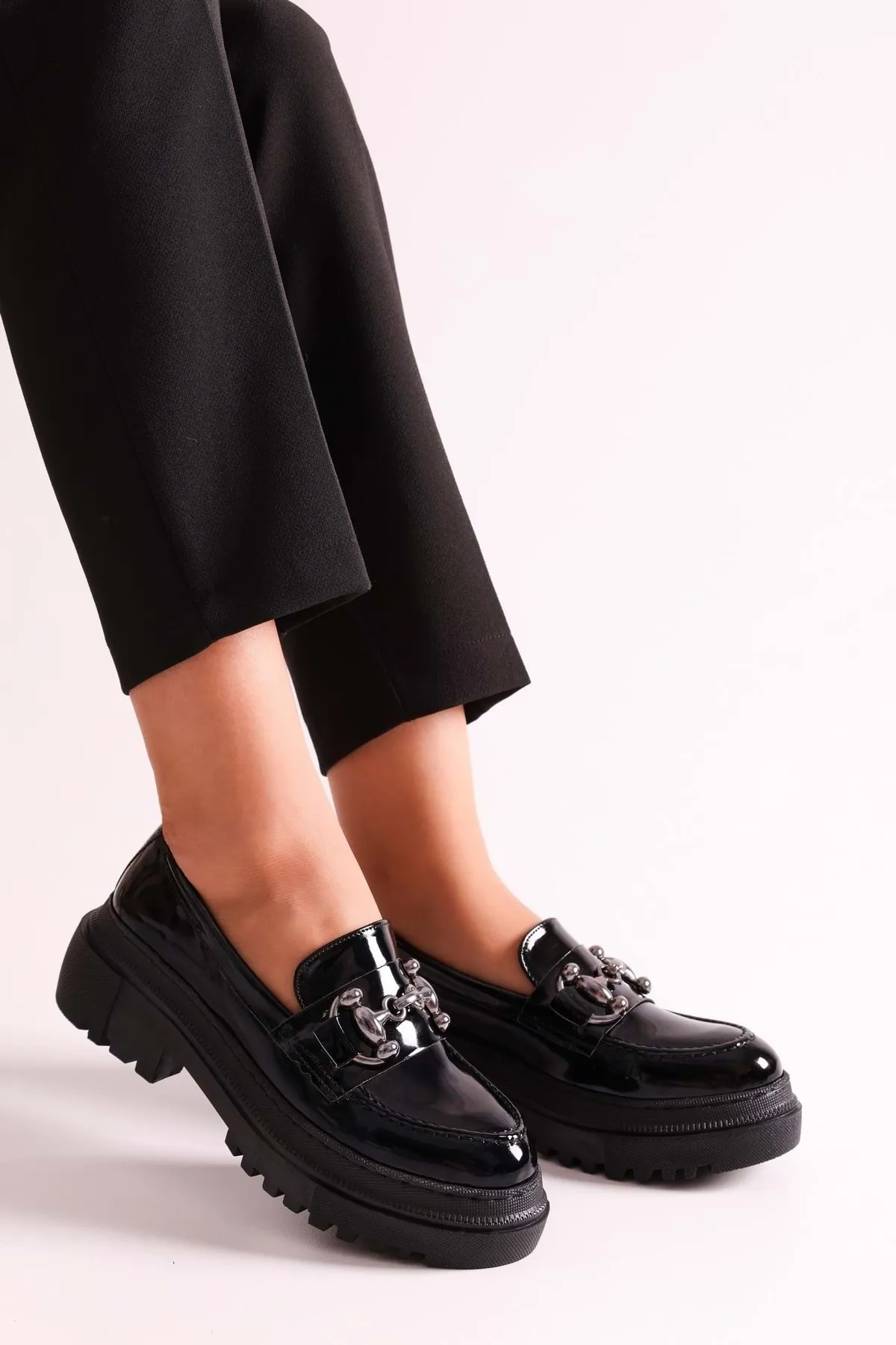 Shoeberry  Damen-Loafer Rex aus schwarzem Lackleder mit dicker Sohle und Schnalle. Schwarzes Lackleder