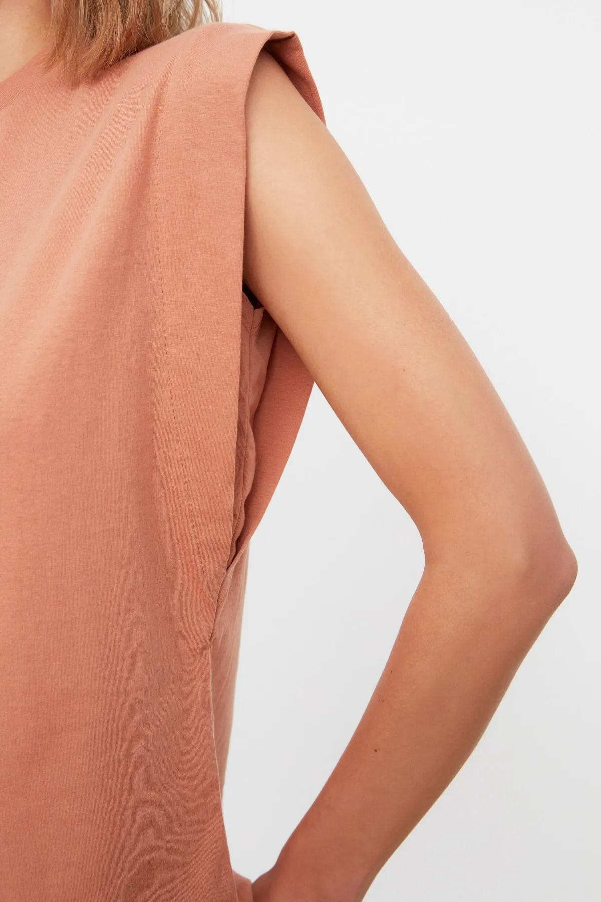 Trendyol Collection  Lachsfarbenes Basic-Strick-T-Shirt mit Rundhalsausschnitt aus 100 % Baumwollwatte TWOSS20TS0021