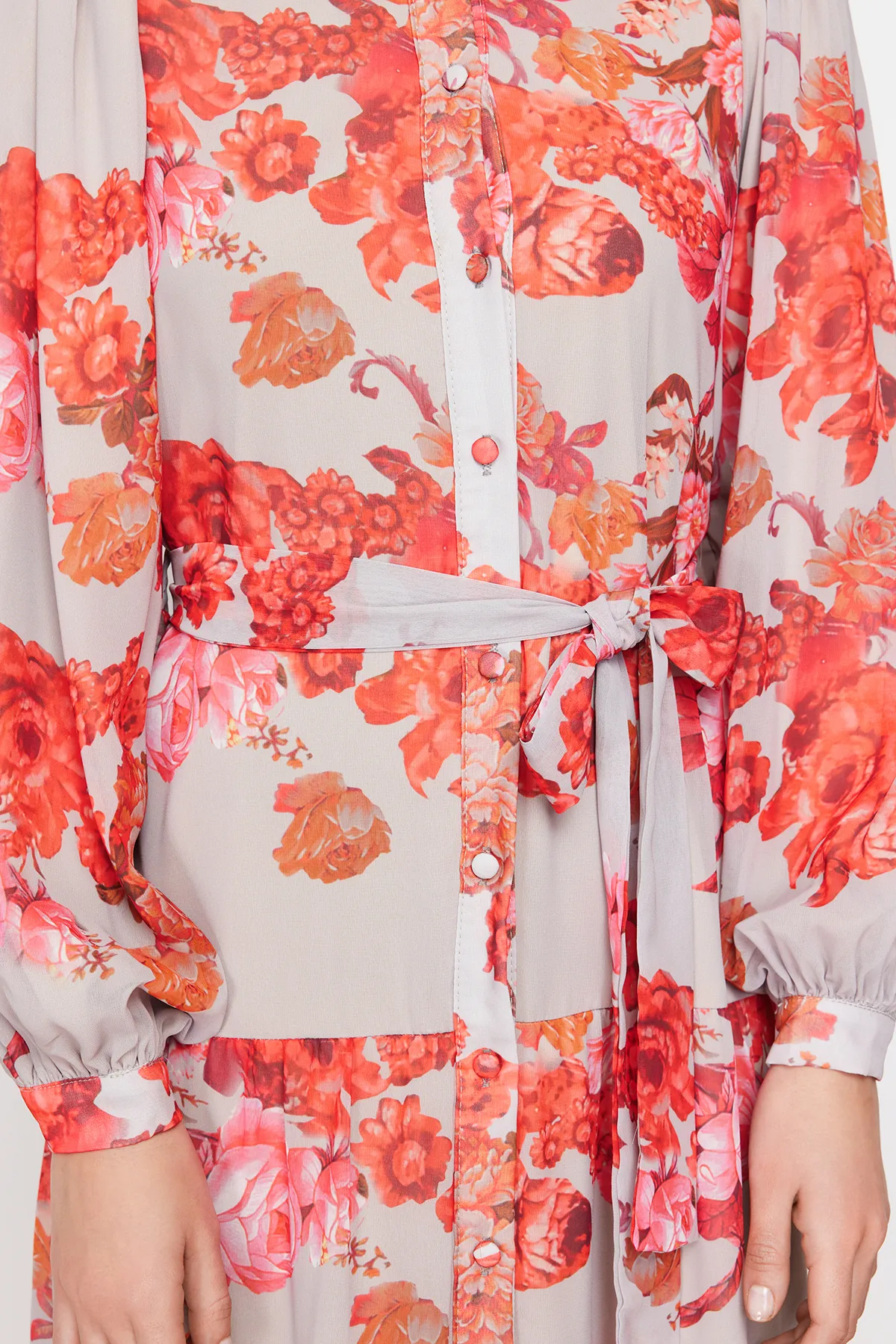 Trendyol Modest  Beigefarbenes, gefüttertes, gewebtes Kleid mit Blumenmuster und Gürtel TCTSS24EB00095