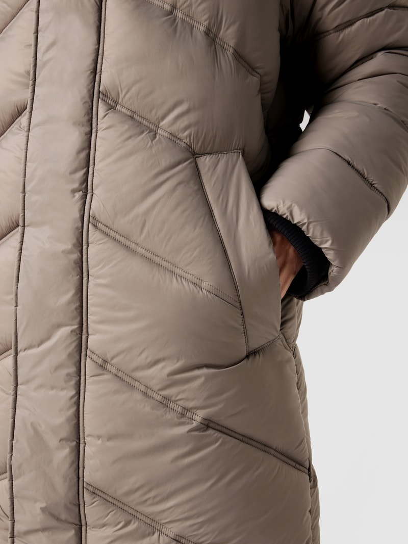 Steppmantel mit Stehkragen in taupe