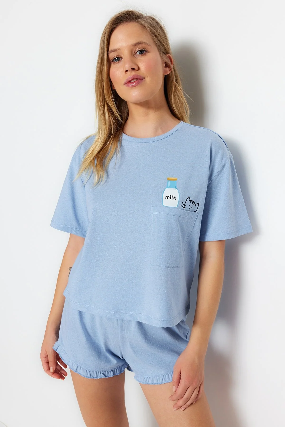 Trendyol Collection  Blaues, bedrucktes T-Shirt-Shorts-Pyjama-Set aus gestrickter Baumwolle THMSS22PT0422