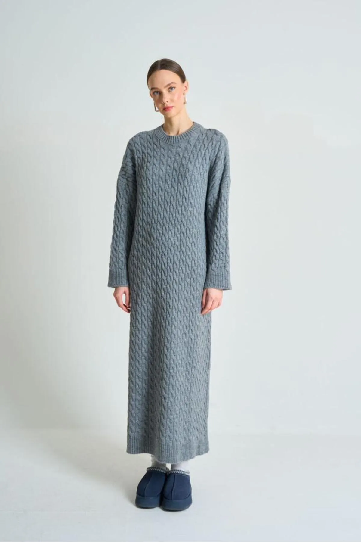 Laluvia  Gestricktes, dickes Strickkleid mit grauem Haar