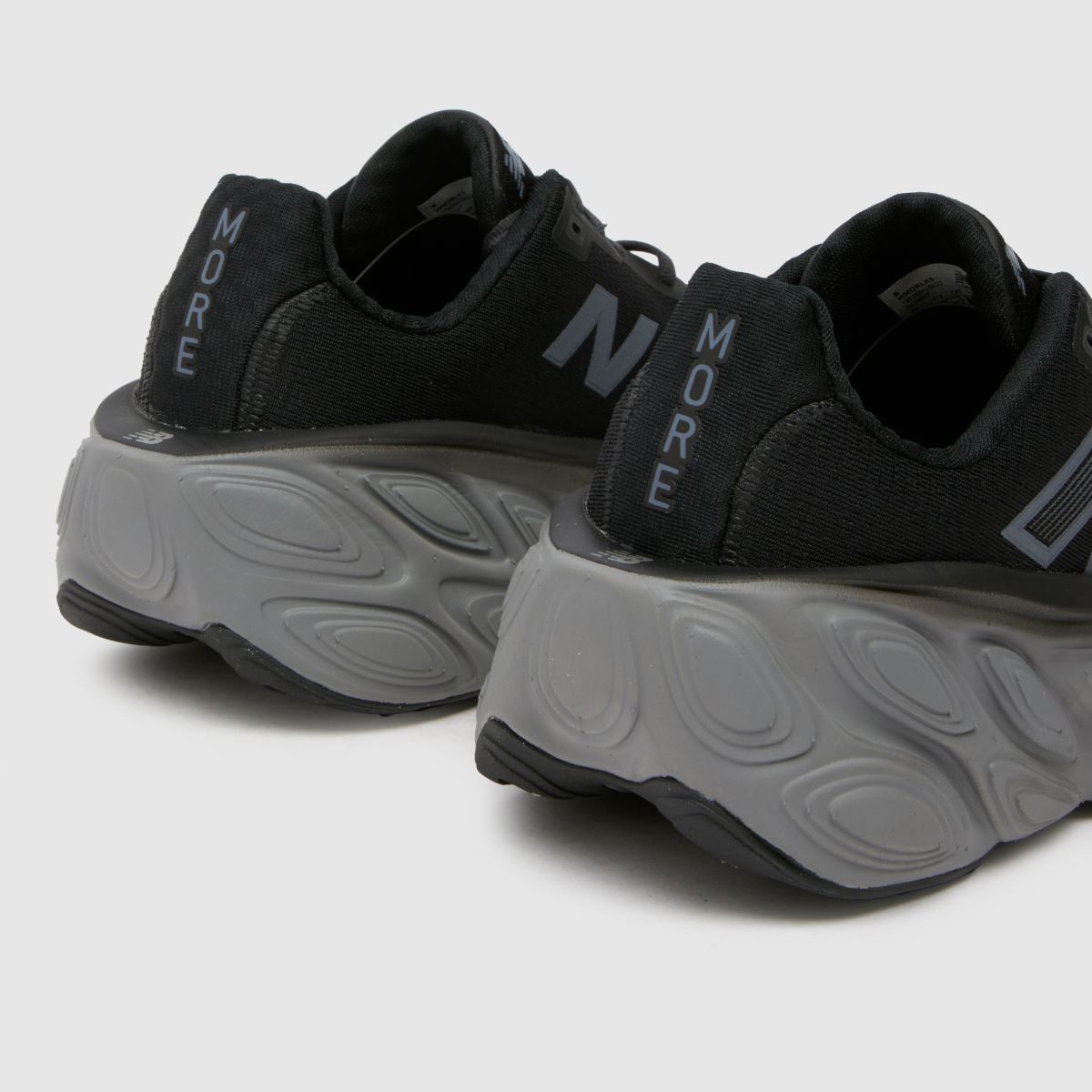 New Balance – Fresh Foam x More V5 – Svarta och gråa träningsskor