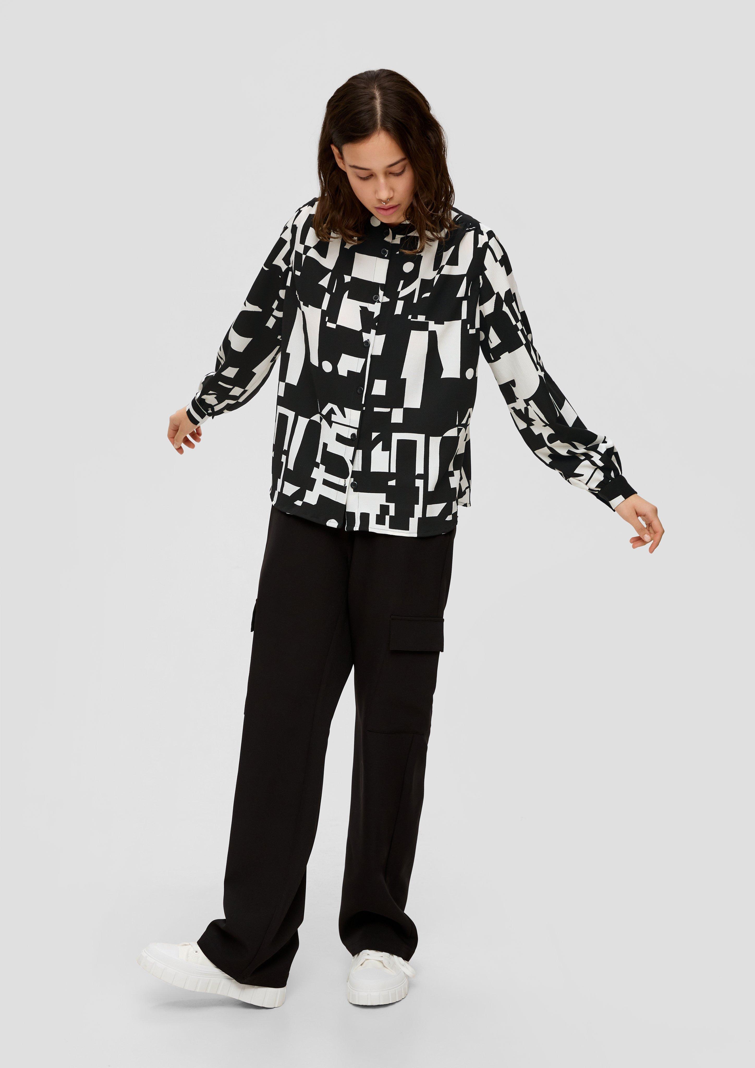 Hochgeschlossene Bluse mit Allover-Print  2140618-99A2