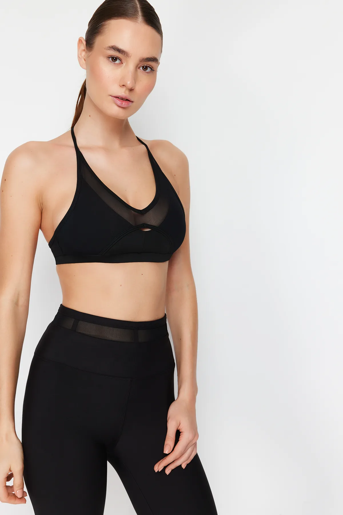 Trendyol Collection  Schwarzer, gestützter/formender Strick-Sport-BH mit Neckholder-Kragen, Tülldetail und Seilträger THMSS24SS00004